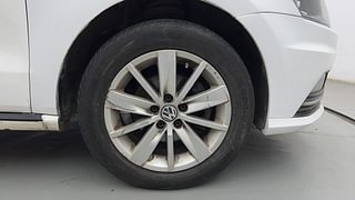 Used 2016 Volkswagen Ameo [2016-2017] Highline 1.5L AT (D) Diesel Automatic tyres RIGHT FRONT TYRE RIM VIEW
