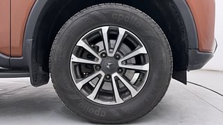 Used 2023 mahindra Scorpio N Z8 L Petrol 7 STR Petrol Manual tyres RIGHT FRONT TYRE RIM VIEW