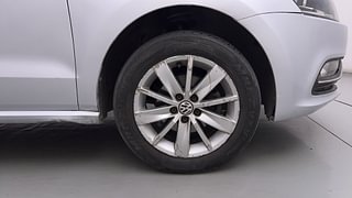 Used 2015 Volkswagen Polo [2015-2019] Highline1.2L (P) Petrol Manual tyres RIGHT FRONT TYRE RIM VIEW