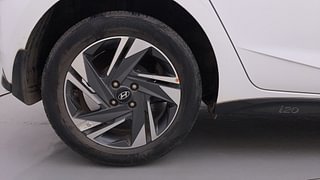 Used 2021 Hyundai New i20 Asta (O) 1.0 Turbo DCT Petrol Automatic tyres RIGHT REAR TYRE RIM VIEW