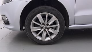 Used 2015 Volkswagen Polo [2015-2019] Highline1.2L (P) Petrol Manual tyres LEFT FRONT TYRE RIM VIEW
