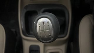 Used 2018 Mahindra TUV300 [2015-2020] T10 Dual Tone Diesel Manual interior GEAR  KNOB VIEW