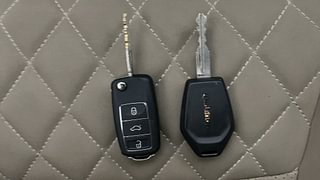 Used 2018 Mahindra TUV300 [2015-2020] T10 Dual Tone Diesel Manual extra CAR KEY VIEW