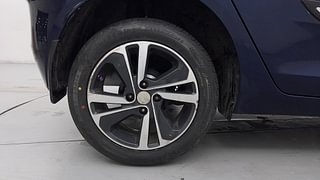 Used 2022 Tata Altroz XZA Petrol DCT Petrol Automatic tyres RIGHT REAR TYRE RIM VIEW