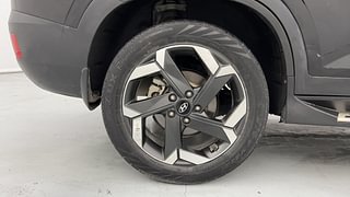 Used 2023 Hyundai Alcazar SIGNATURE (O) 7 STR 1.5 Petrol DCT Petrol Automatic tyres RIGHT REAR TYRE RIM VIEW