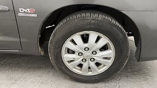 Used 2012 Toyota Innova [2008-2013] 2.5 V 8 STR Diesel Manual tyres RIGHT FRONT TYRE RIM VIEW