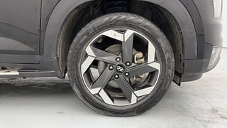 Used 2023 Hyundai Alcazar SIGNATURE (O) 7 STR 1.5 Petrol DCT Petrol Automatic tyres RIGHT FRONT TYRE RIM VIEW