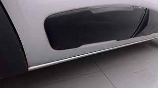 Used 2016 Renault Kwid [2015-2019] RXT Petrol Manual dents MINOR SCRATCH