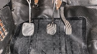 Used 2017 Renault Kwid [2015-2019] RXT Petrol Manual interior PEDALS VIEW