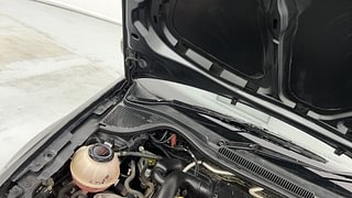 Used 2019 Volkswagen Ameo [2016-2020] 1.0 Comfortline Petrol Petrol Manual engine ENGINE RIGHT SIDE HINGE & APRON VIEW