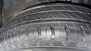 Used 2022 Renault Kwid CLIMBER 1.0 AMT Opt Petrol Automatic tyres RIGHT FRONT TYRE TREAD VIEW