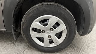Used 2017 Renault Kwid [2017-2019] RXT 1.0 SCE Special Petrol Manual tyres RIGHT FRONT TYRE RIM VIEW