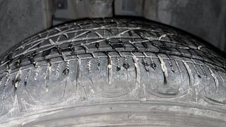 Used 2017 JEEP Compass [2017-2021] Limited 1.4 Petrol AT Petrol Automatic tyres RIGHT REAR TYRE TREAD VIEW
