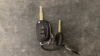 Used 2020 Hyundai Elite i20 [2018-2020] Sportz Plus 1.2 Petrol Manual extra CAR KEY VIEW