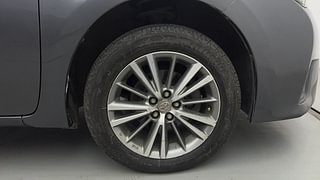 Used 2015 Toyota Corolla Altis [2014-2017] G Petrol Petrol Manual tyres RIGHT FRONT TYRE RIM VIEW
