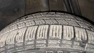 Used 2018 Renault Duster [2017-2020] RXS CVT Petrol Petrol Automatic tyres RIGHT REAR TYRE TREAD VIEW