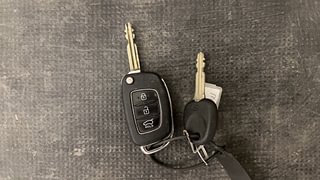 Used 2020 Hyundai Elite i20 [2018-2020] Sportz Plus 1.2 Petrol Manual extra CAR KEY VIEW