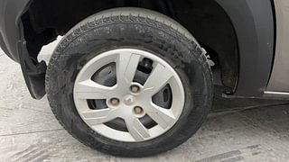 Used 2019 Renault Kwid [2015-2019] RXL Petrol Manual tyres RIGHT REAR TYRE RIM VIEW