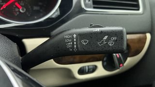 Used 2015 Volkswagen Jetta [2013-2017] Highline TDI AT Diesel Automatic top_features Rain sensing wipers