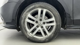 Used 2015 Volkswagen Jetta [2013-2017] Highline TDI AT Diesel Automatic tyres LEFT FRONT TYRE RIM VIEW