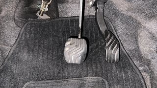 Used 2017 Renault Kwid [2015-2019] 1.0 RXL AMT Petrol Automatic interior PEDALS VIEW
