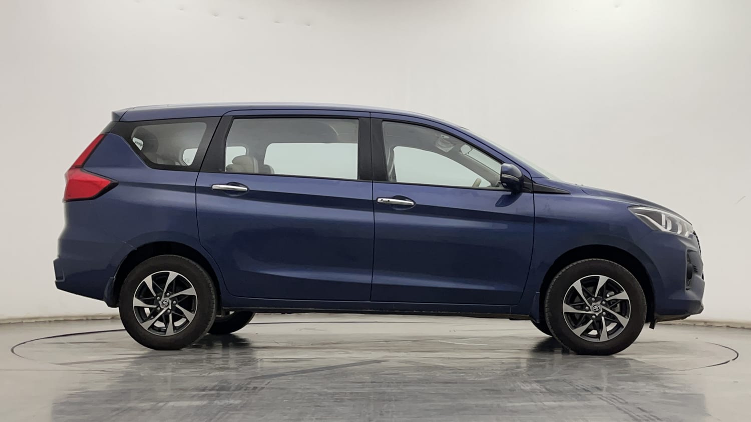 New Toyota Rumion exterior RIGHT SIDE VIEW