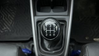 Used 2022 Maruti Suzuki XL6 Alpha Plus Dual Tone MT Petrol Petrol Manual interior GEAR  KNOB VIEW
