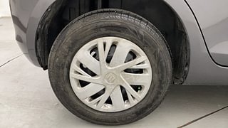Used 2016 Maruti Suzuki Swift [2014-2017] VXI (O) Petrol Manual tyres RIGHT REAR TYRE RIM VIEW