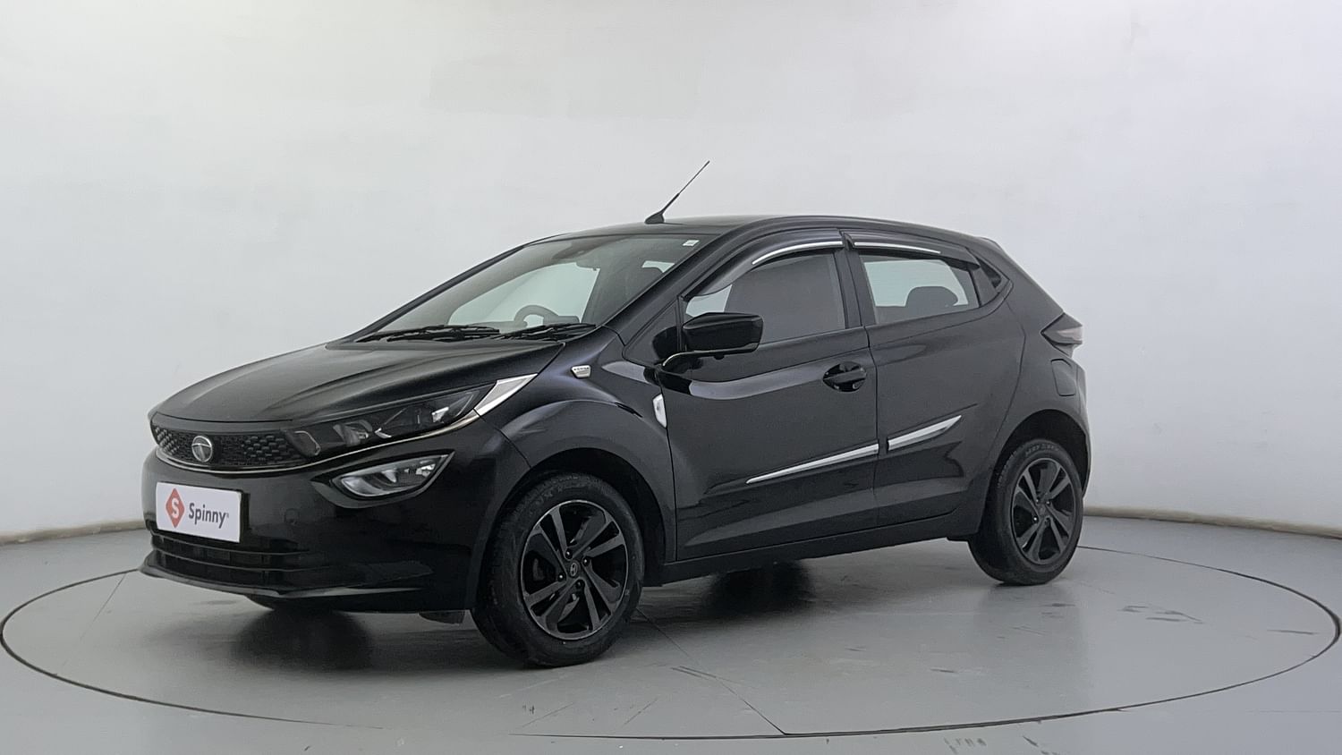 LEFT FRONT CORNER VIEW