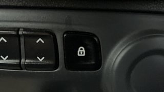 Used 2016 Renault Kwid [2015-2019] RXT Petrol Manual top_features Central locking