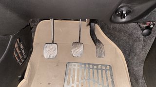 Used 2017 Renault Kwid [2017-2019] RXT 1.0 SCE Special Petrol Manual interior PEDALS VIEW