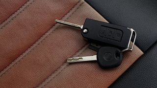Used 2015 Mahindra XUV500 W6 Diesel Manual extra CAR KEY VIEW