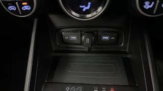 Used 2022 Hyundai Venue [2019-2022] SX 1.0 (O) Turbo iMT Petrol Manual top_features Wireless phone charging