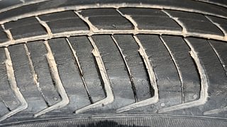 Used 2019 Renault Kwid [2015-2019] 1.0 RXL AMT Petrol Automatic tyres LEFT FRONT TYRE TREAD VIEW