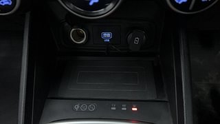 Used 2020 Hyundai Venue [2019-2022] SX 1.0 (O) Turbo iMT Petrol Manual top_features Wireless phone charging