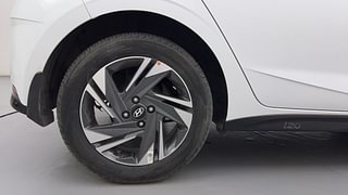 Used 2022 Hyundai New i20 Asta (O) 1.0 Turbo DCT Petrol Automatic tyres RIGHT REAR TYRE RIM VIEW