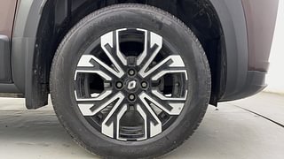 Used 2022 Renault Kiger RXZ MT Petrol Manual tyres RIGHT FRONT TYRE RIM VIEW
