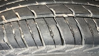 Used 2019 Renault Kwid [2015-2019] 1.0 RXL AMT Petrol Automatic tyres LEFT REAR TYRE TREAD VIEW