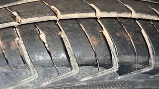 Used 2019 Renault Kwid [2015-2019] 1.0 RXL AMT Petrol Automatic tyres RIGHT REAR TYRE TREAD VIEW