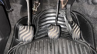 Used 2017 Renault Kwid [2017-2019] RXT 1.0 SCE Special Petrol Manual interior PEDALS VIEW