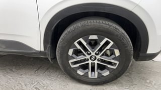 Used 2022 Hyundai Venue SX (O) 1.5 CRDi Diesel Manual tyres RIGHT FRONT TYRE RIM VIEW