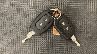 Used 2016 Renault Kwid [2015-2019] RXT Petrol Manual extra CAR KEY VIEW