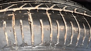 Used 2015 hyundai i10 Sportz 1.1 Petrol Petrol Manual tyres RIGHT FRONT TYRE TREAD VIEW