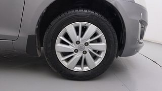 Used 2017 Maruti Suzuki Swift [2011-2017] ZXi Petrol Manual tyres RIGHT FRONT TYRE RIM VIEW