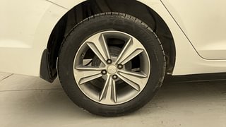 Used 2018 Hyundai Verna [2017-2020] 1.6 VTVT SX (O) Petrol Manual tyres RIGHT REAR TYRE RIM VIEW