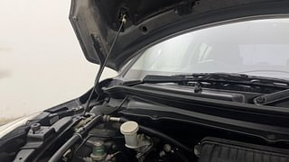 Used 2015 Maruti Suzuki Swift [2011-2017] VXi Petrol Manual engine ENGINE RIGHT SIDE HINGE & APRON VIEW