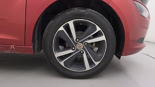 Used 2022 Tata Altroz XZ Plus 1.2 Dual Tone Petrol Manual tyres RIGHT FRONT TYRE RIM VIEW
