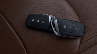 Used 2021 MG Motors Hector Plus Sharp 2.0 Diesel Turbo MT 6-STR Dual Tone Diesel Manual extra CAR KEY VIEW