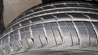 Used 2020 Renault Kwid [2015-2019] 1.0 RXT AMT Opt Petrol Automatic tyres RIGHT FRONT TYRE TREAD VIEW