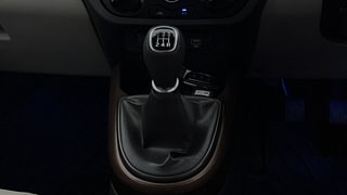 Used 2024 Hyundai Aura SX 1.2 CNG Petrol+cng Manual interior GEAR  KNOB VIEW